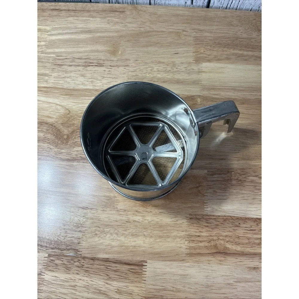 Vintage Bromco 3 Cup‎ Flour Sifter Kitchen Squeeze Handle farmhouse metal USA